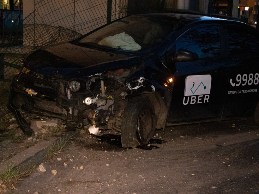 В центре Киева такси Uber снес забор скоростного трамвая (ФОТО)
