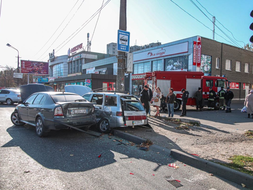 В результате ДТП в Днепре автомобиль от удара вылетел на тротуар и сбил пешехода (ФОТО)