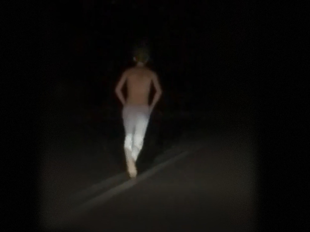 Полуголый мужчина бегал по улицам Днепра и пугал прохожих (ФОТО)