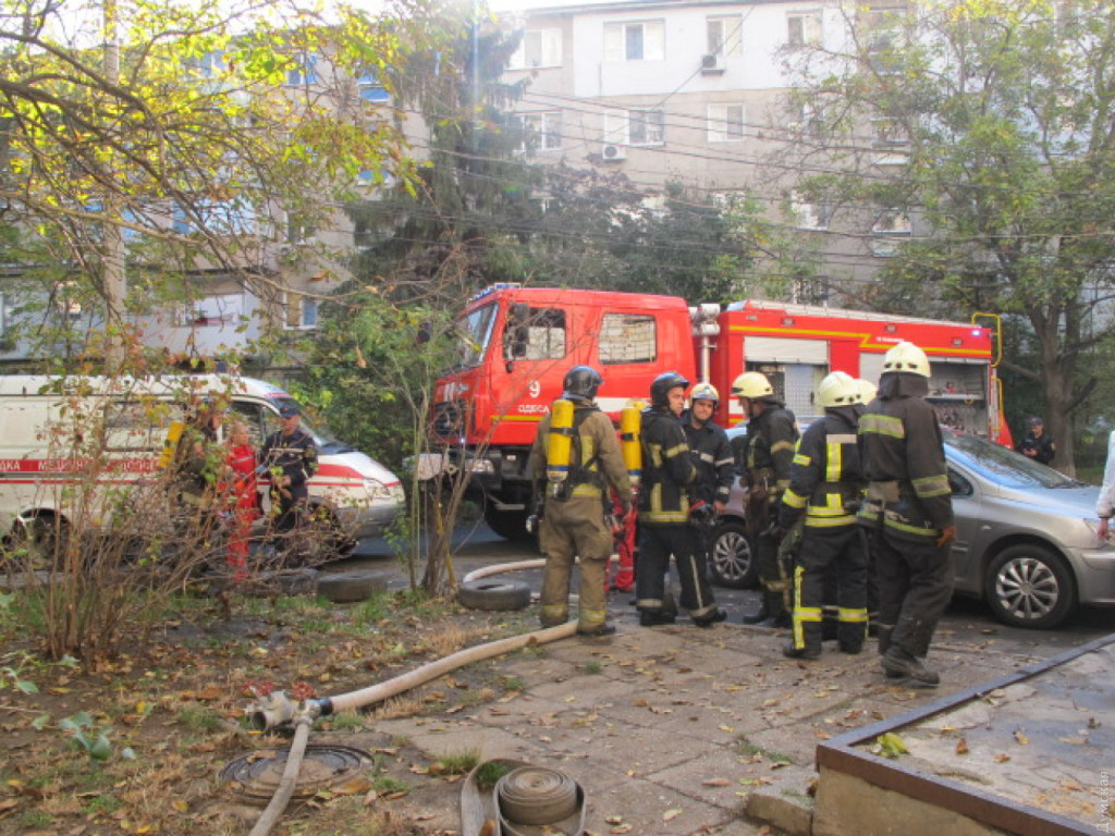 В Одессе произошел пожар в подвале жилого дома, в котором мог сгореть бездомный (ФОТО)