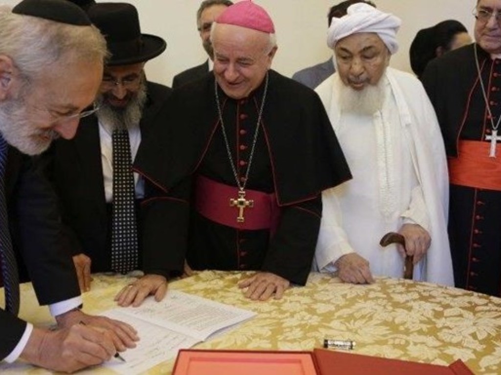 В Ватикане представители трех религий подписали декларацию