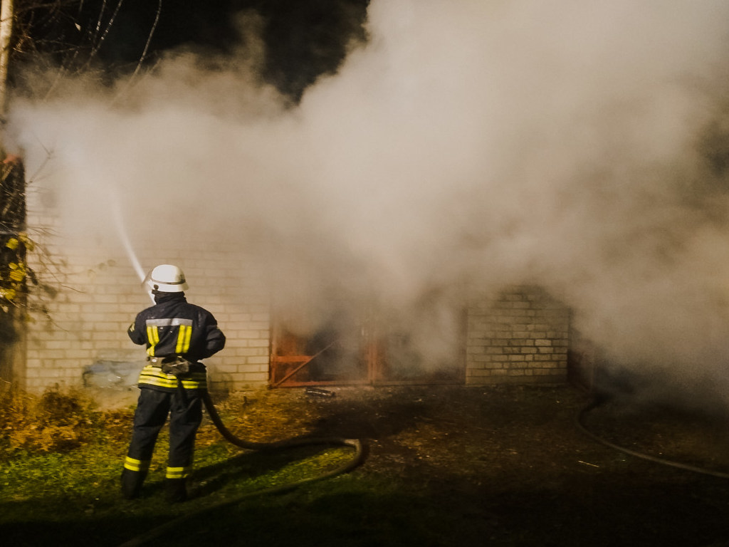 Под Киевом пожарным удалось предотвратить взрыв в горящем гараже (ФОТО)