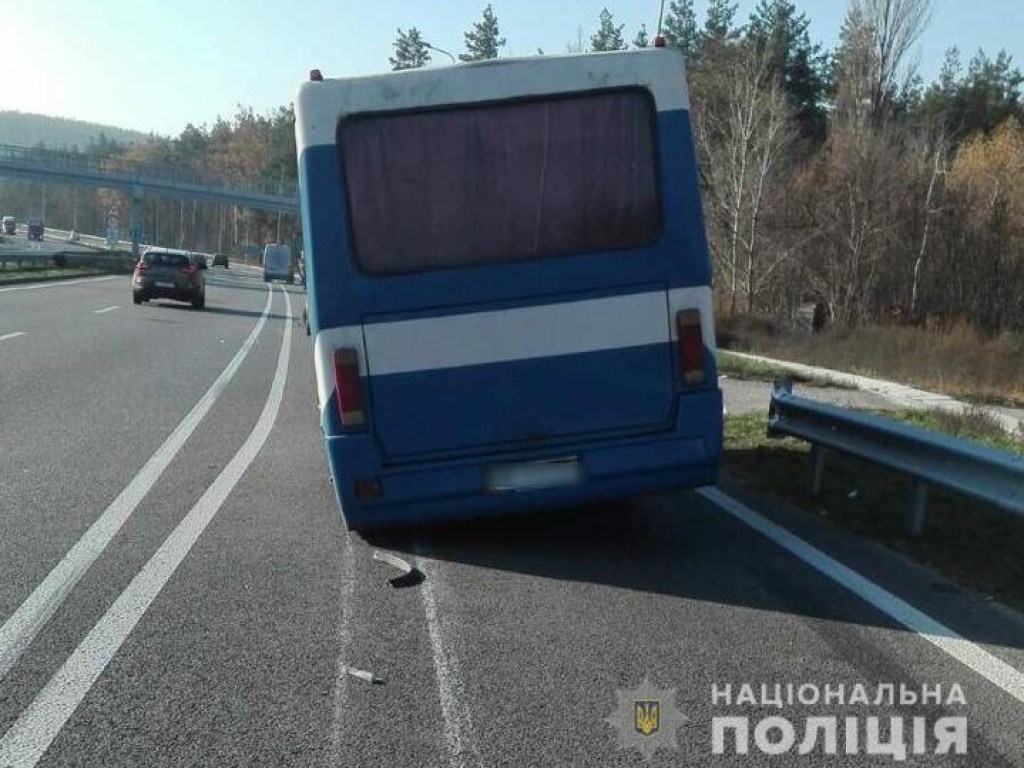 Вышел подобрать отвалившееся колесо: Под Киевом сбили водителя автобуса (ФОТО)
