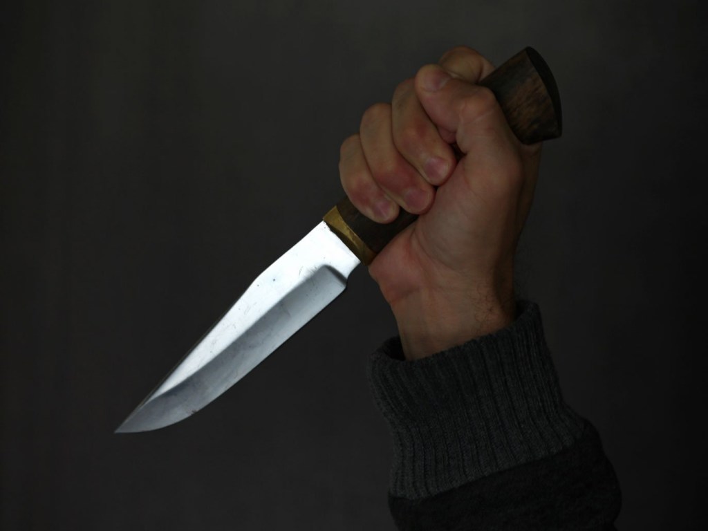 18-летний житель Кременчуга три раза ударил ножом знакомого