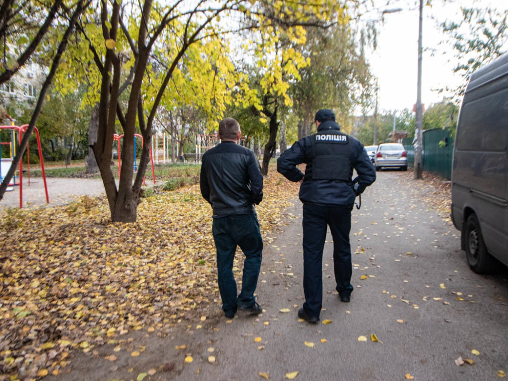 Неизвестный вонзил нож мужчине в спину на детской площадке в Киеве (ФОТО)