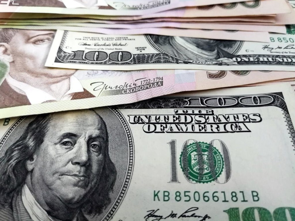 Нацбанк опустил курс доллара ниже 25 гривен