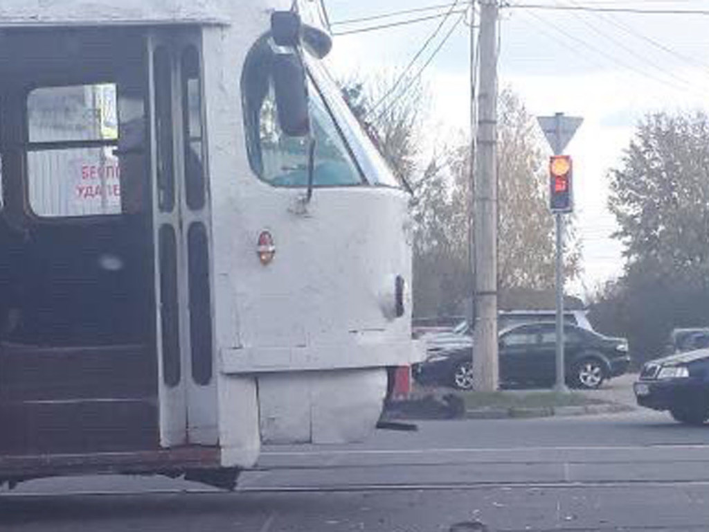 Авария с «Газелью» заблокировала движение трамваев в Харькове (ФОТО)