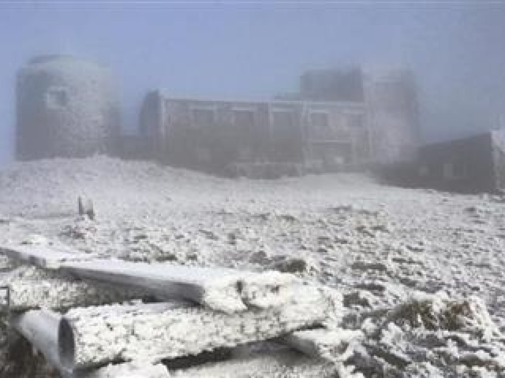 Гора Поп-Иван вновь побелела от снежного покрова