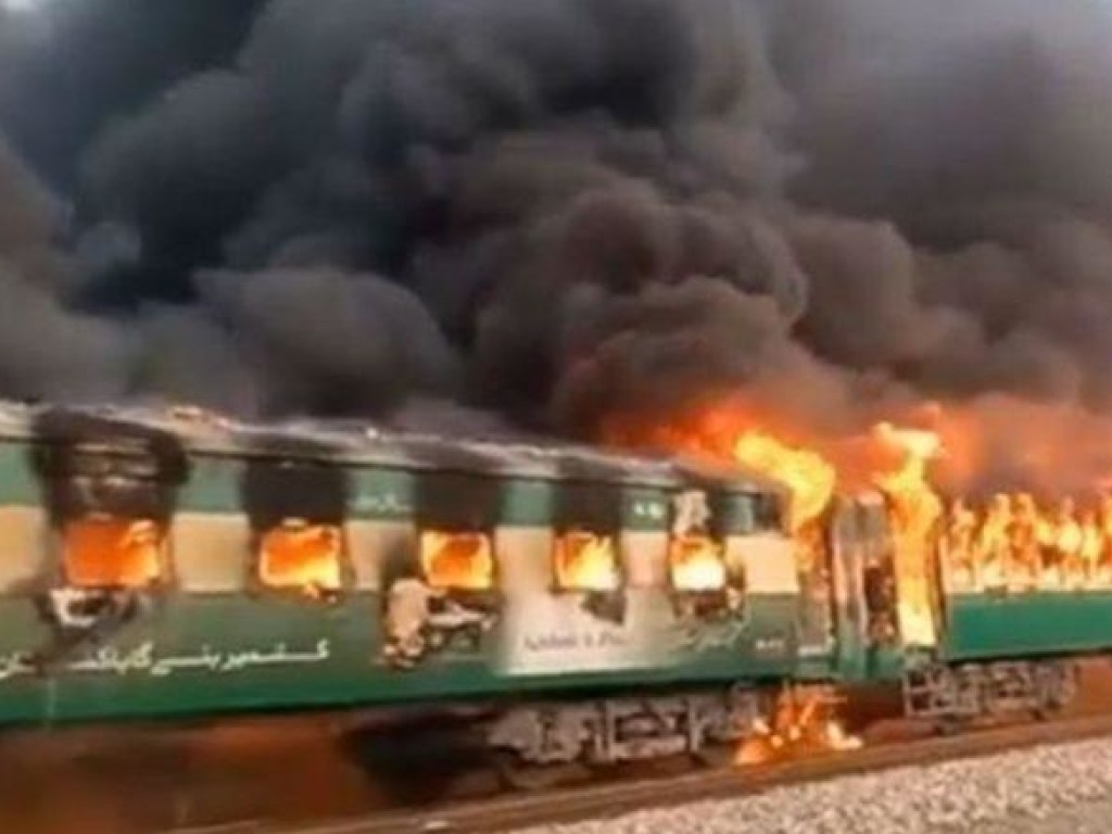 Пожар в пассажирском поезде в Пакистане: количество жертв достигло 75 человек (ФОТО, ВИДЕО)
