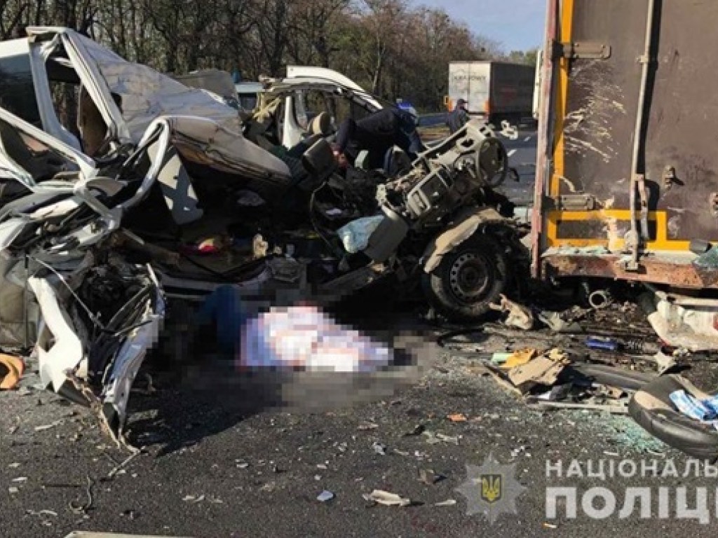 Страшное ДТП в Винницкой области: микроавтобус врезался в фуру, погибла женщина (ФОТО)