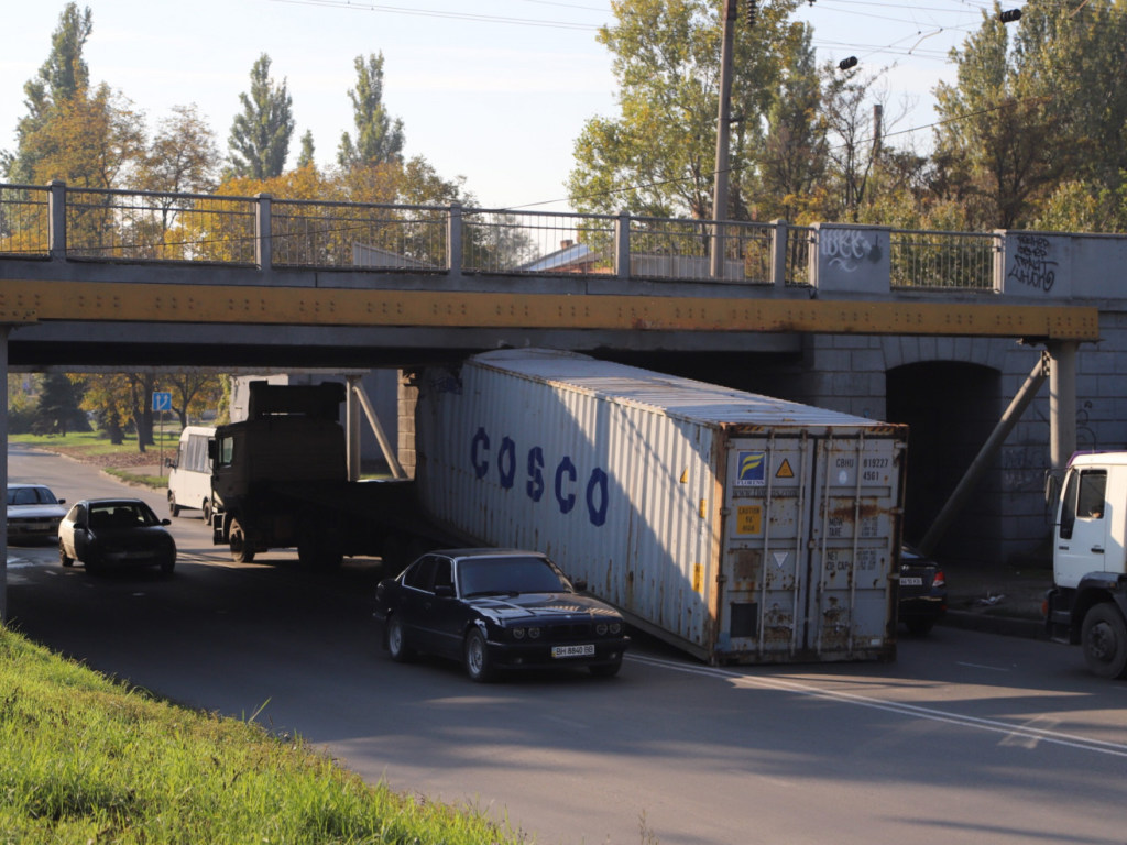 «Не рассчитал габариты»: в Одессе под мостом застрял грузовик с контейнером (ФОТО)