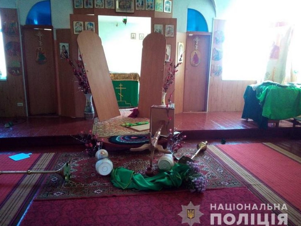 На Луганщине осатаневший мужчина разгромил храм (ФОТО)