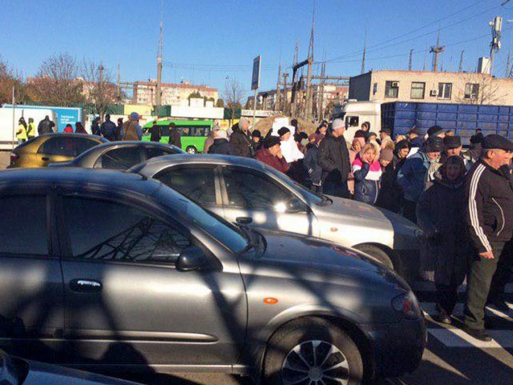 В Днепре водитель ВАЗ въехал в толпу митингующих: пенсионер оказался на капоте (ФОТО)