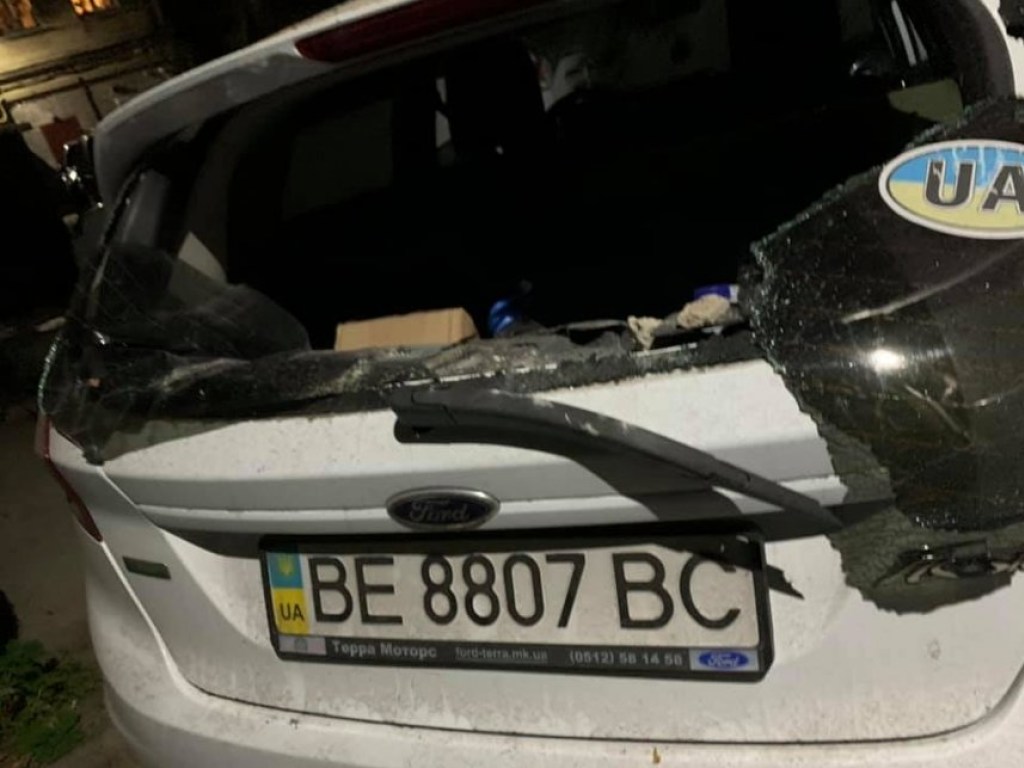 «На месте машины могли быть дети»: в Николаеве куски отделки фасада дома рухнули на автомобиль (ФОТО)