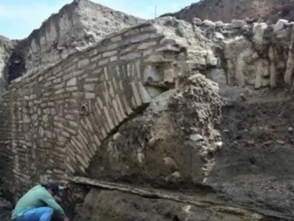 На автобусной остановке в Мексике случайно нашли тоннель ацтеков (ФОТО)