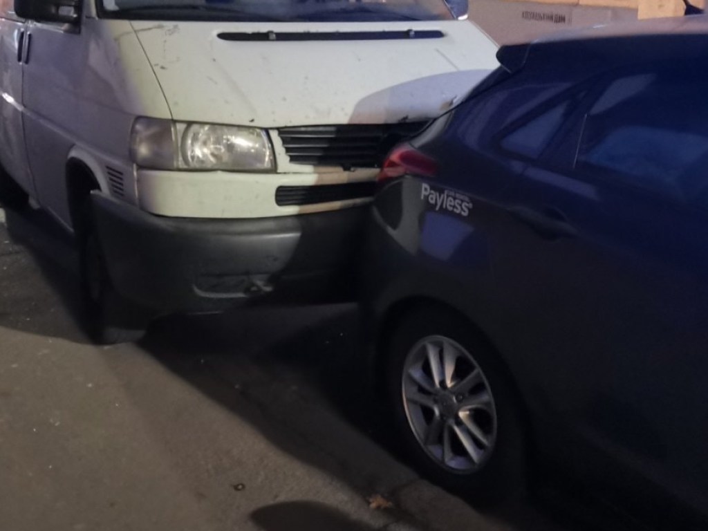 В центре Киева возле Майдана пьяный водитель протаранил 4 авто (ФОТО)
