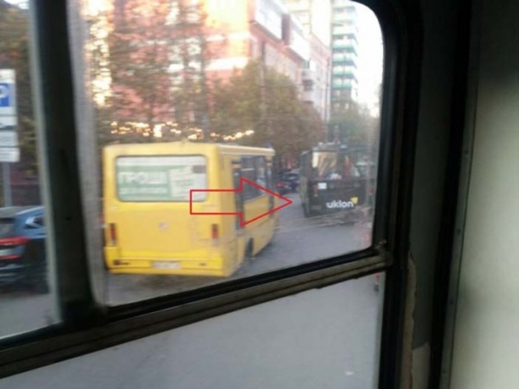 Водитель троллейбуса зажал дверью ногу ребенка в Днепре и протащил его несколько метров (ФОТО)