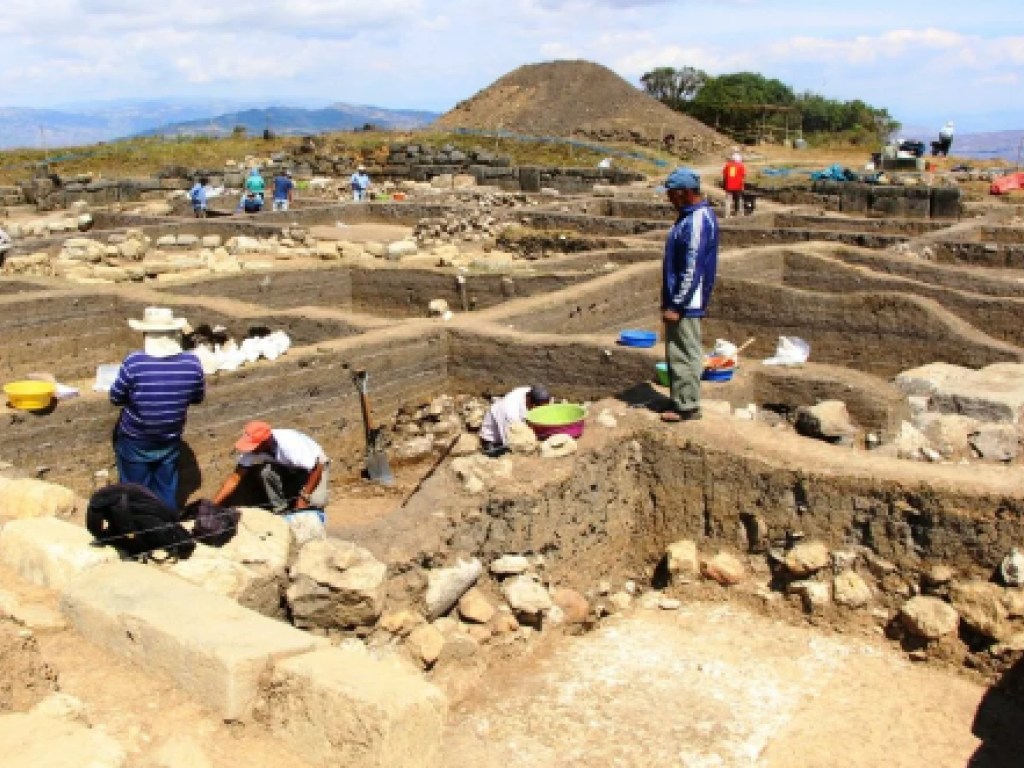 Змея с головой ягуара: В Перу ученые нашли 2700-летнюю гробницу жрецов (ФОТО)