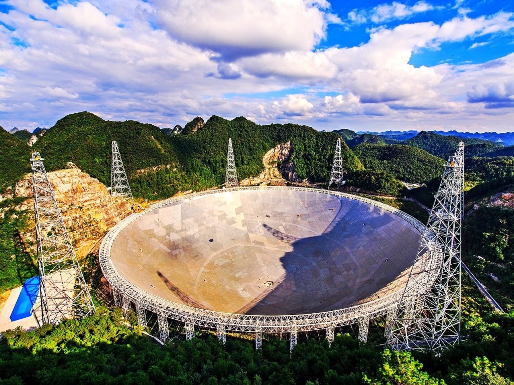 На расстоянии 3 миллиардов световых лет: Самый большой радиотелескоп «уловил» мощное послание из космоса