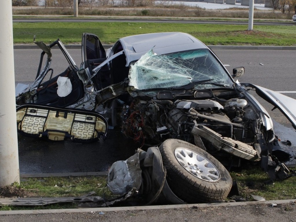 В Днепре водитель BMW влетел в столб: автомобиль разорвало на части, в салоне были трое детей (ФОТО, ВИДЕО)