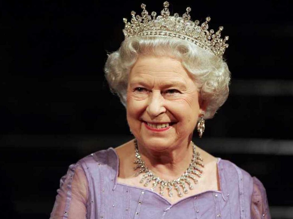 Царский визаж: Стало известно, какой макияж делает королева Елизавета II