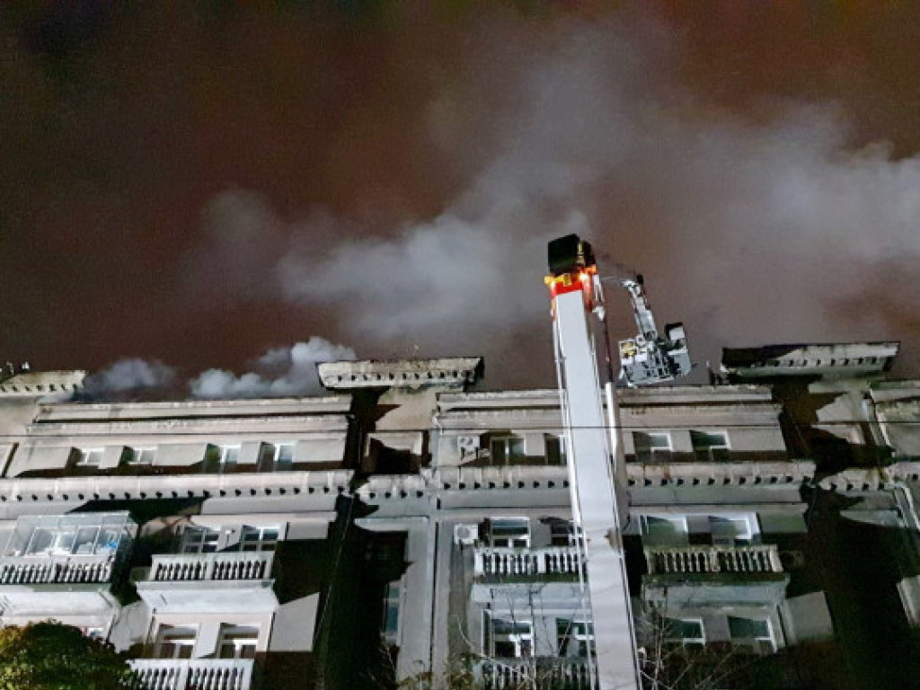 Сильные хлопки и отключение света: Стали известны подробности масштабного пожара в центре Киева (ФОТО)