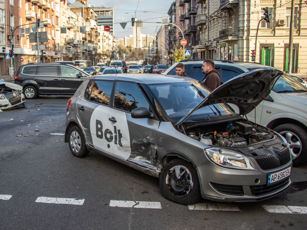 В центре Киева столкнулись Volkswagen и такси Bolt (ФОТО, ВИДЕО)