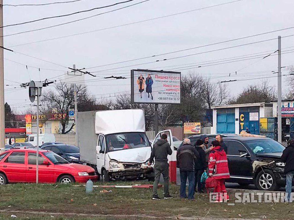 На Салтовке в Харькове произошло тройное ДТП (ФОТО)