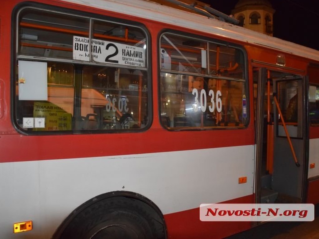 Оторвался тромб: В центре Николаева в троллейбусе умерла женщина (ФОТО)