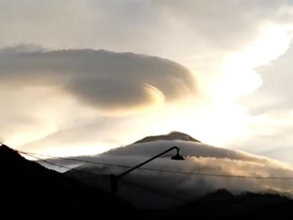 Над горой в Индонезии пролетел огромный НЛО (ВИДЕО)