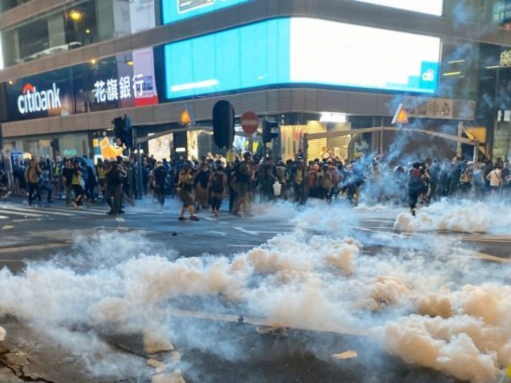 Призывают к независимости региона: В Гонконге возобновились акции протеста, полиция применила слезоточивый газ (ФОТО)
