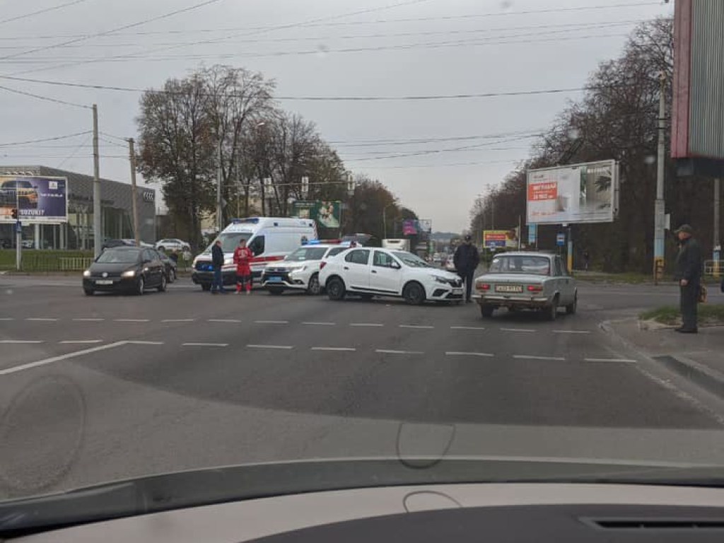 Во Львове на перекрестке карета «скорой помощи» попала в ДТП (ФОТО)