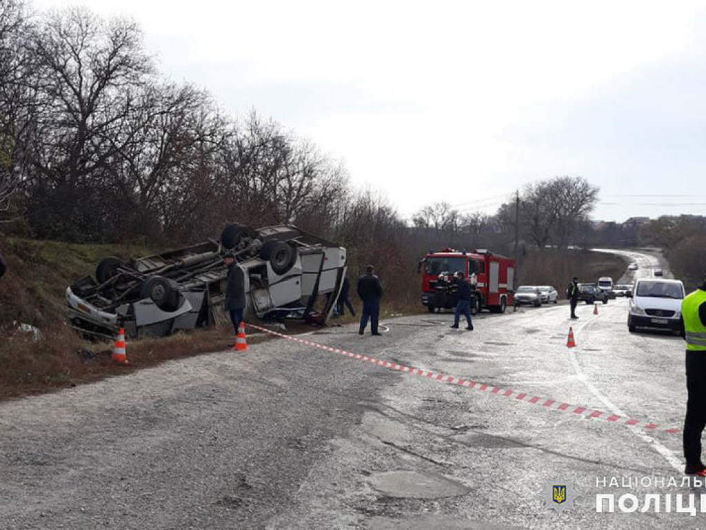 Рейсовый автобус перевернулся и разбился под Хмельницким: водитель и семеро пассажиров серьезно травмированы (ФОТО)