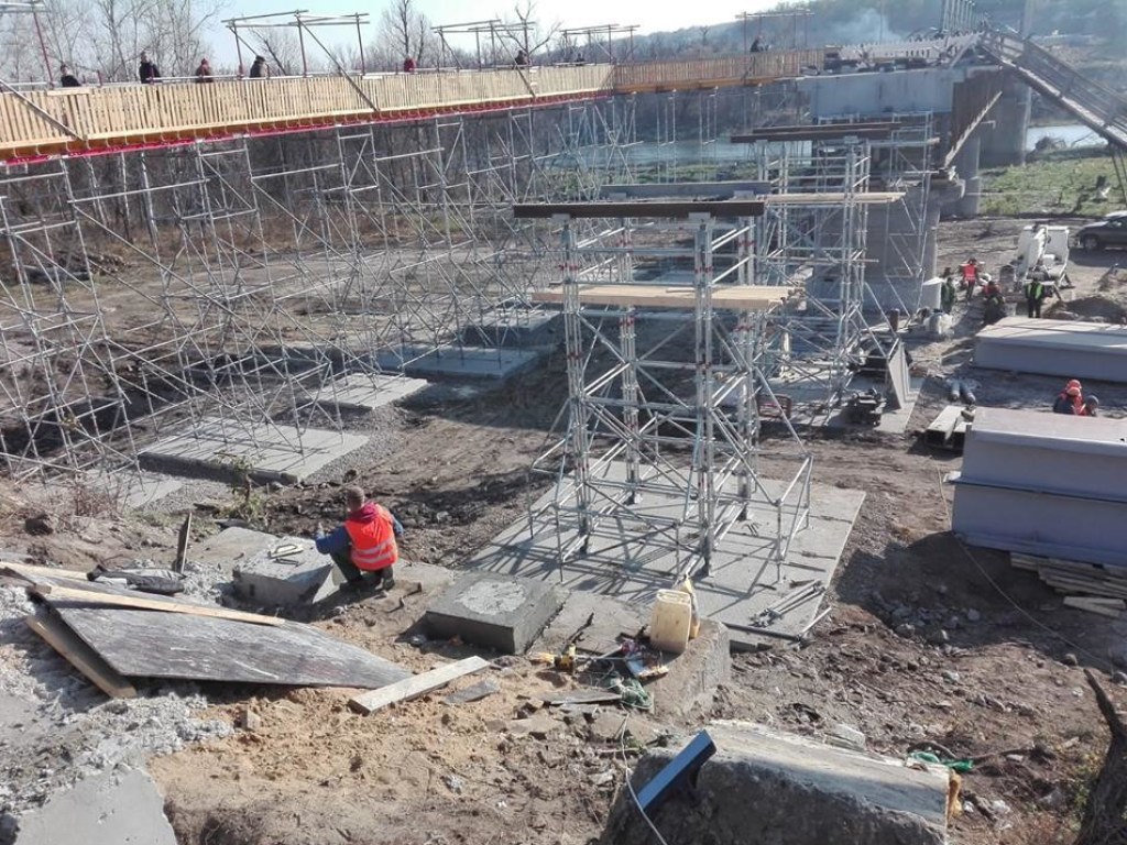 Монтаж второй металлоконструкции моста начался в Станице Луганской (ФОТО)