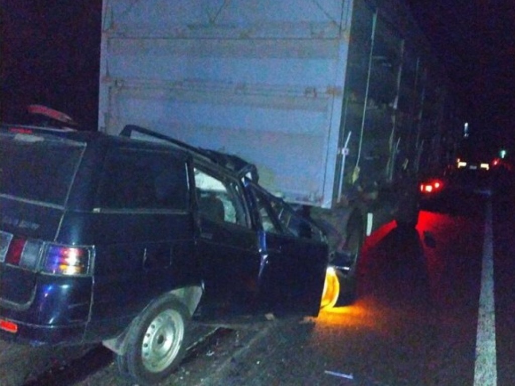 Под Черкассами ВАЗ с двумя людьми превратился в груду металлолома из-за столкновения с фурой (ФОТО)