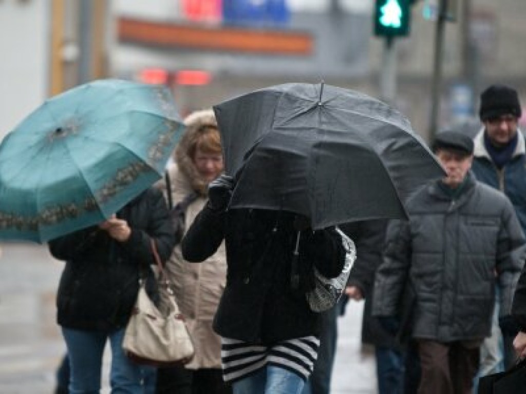 Шквальный ветер и дожди: синоптики объявили в Украине штормовое предупреждение