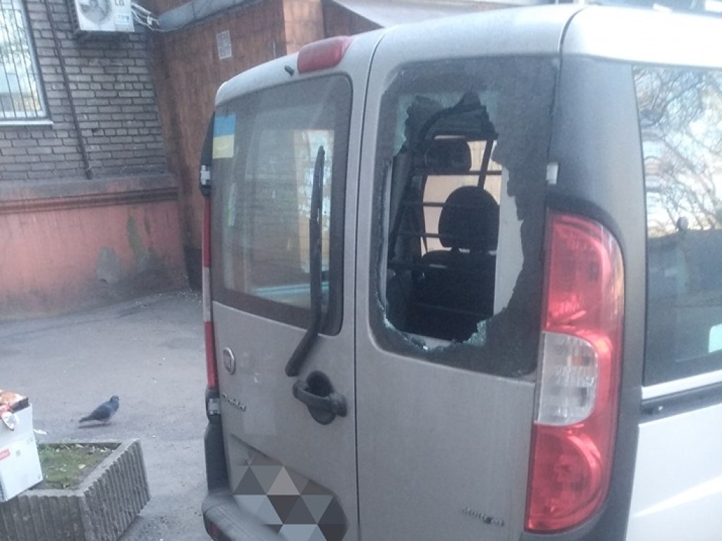 «Второй случай за два месяца»: активисту из Запорожья неизвестные повредили Fiat