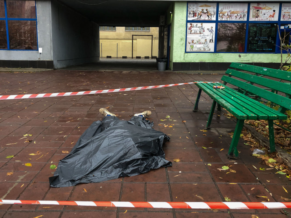 На Чоколовке в Киеве у ТЦ скончался мужчина (ФОТО, ВИДЕО)