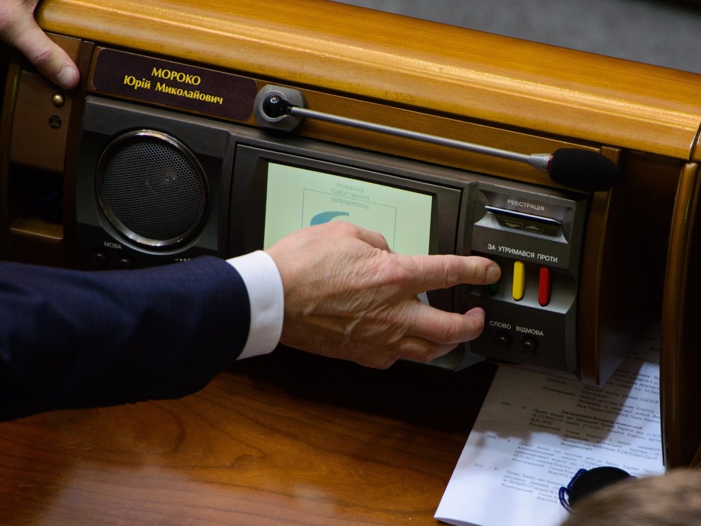Штрафы за кнопкодавство в парламенте не помогут его побороть – эксперт