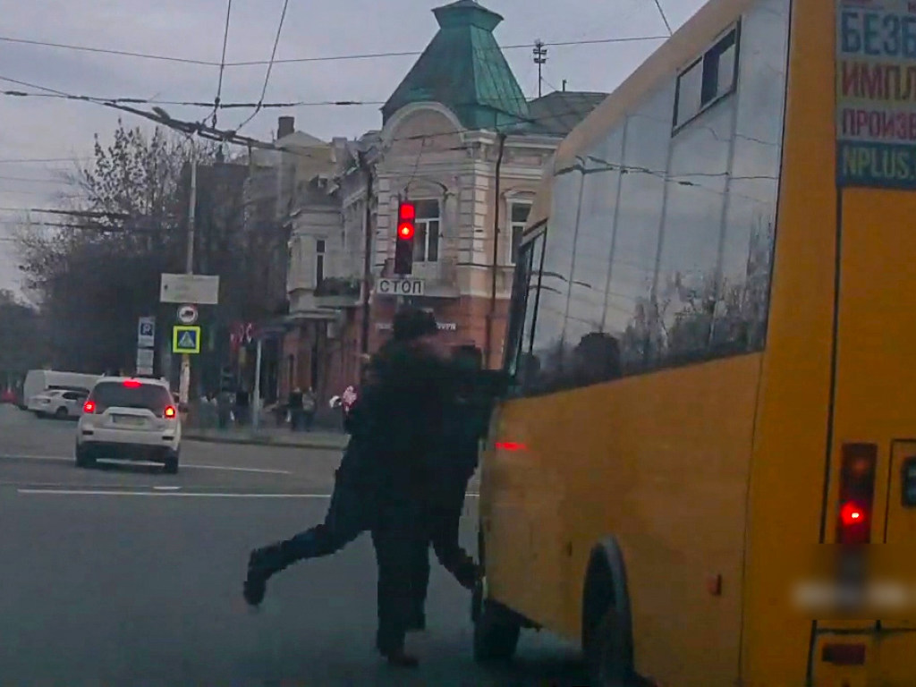 В Днепре разгневанный пешеход кулаком разбил боковое стекло в маршрутке (ФОТО)