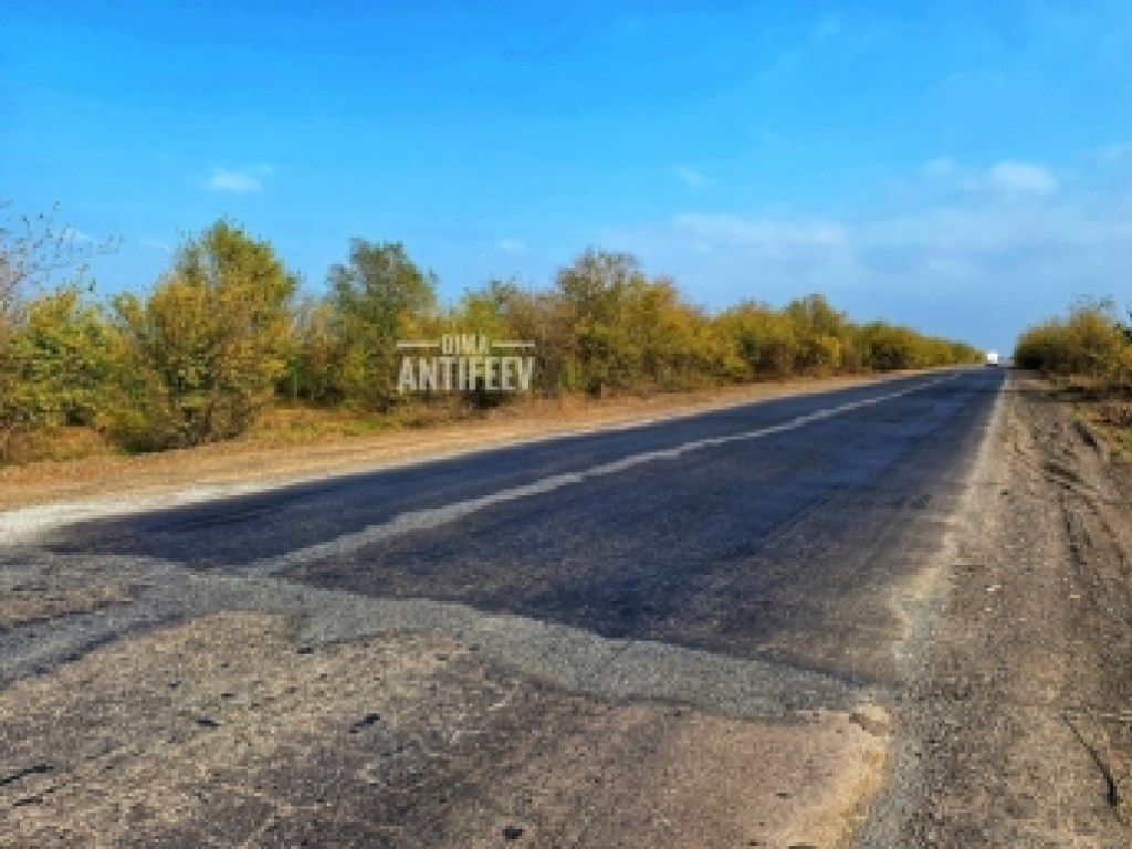 «Как закатываются деньги в асфальт»: блогер показали «качество» ремонта трассы Мелитополь-Новоазовск