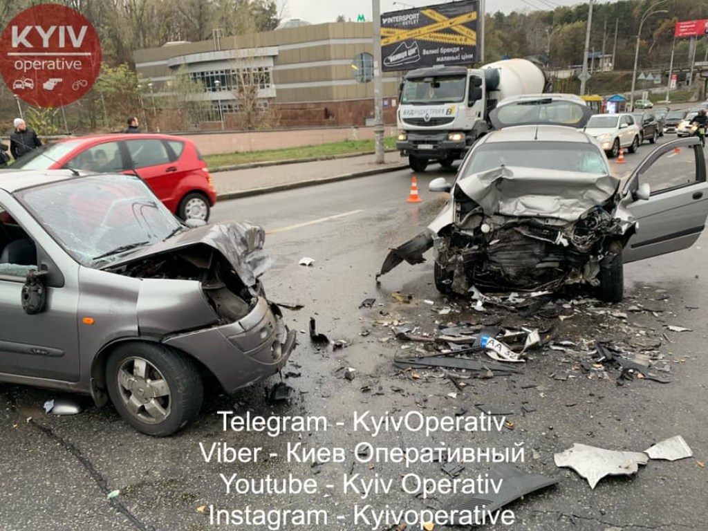 На Сырце в Киеве произошло лобовое столкновение Chevrolet и Renault с пострадавшими (ФОТО, ВИДЕО)