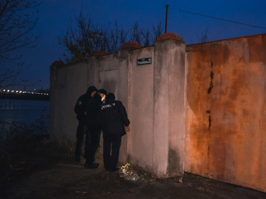 На лице лежала SIM-карта: В Киеве на Оскорках нашли мертвого мужчину без обуви (ФОТО, ВИДЕО)