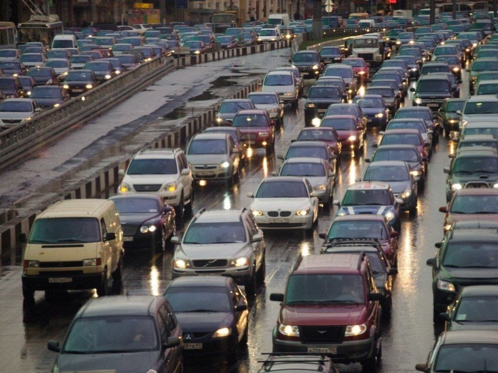 В Киеве образовались огромные пробки на дорогах (ФОТО)