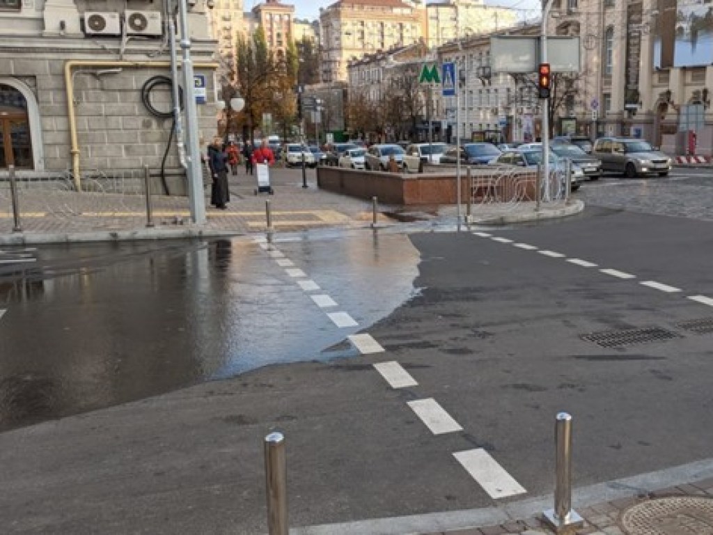 В центре Киева из-за прорыва трубы затопило Пушкинскую (ФОТО, ВИДЕО)