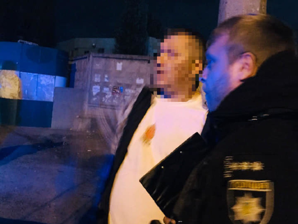 В Одессе мужчина угрожал прохожим оружием (ФОТО)