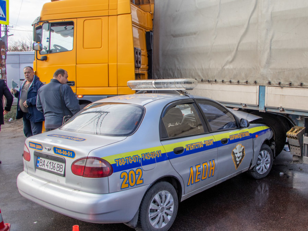 Автомобиль охранной фирмы въехал под фуру: в Днепре произошло масштабное ДТП, дорогу перекрыли (ФОТО)