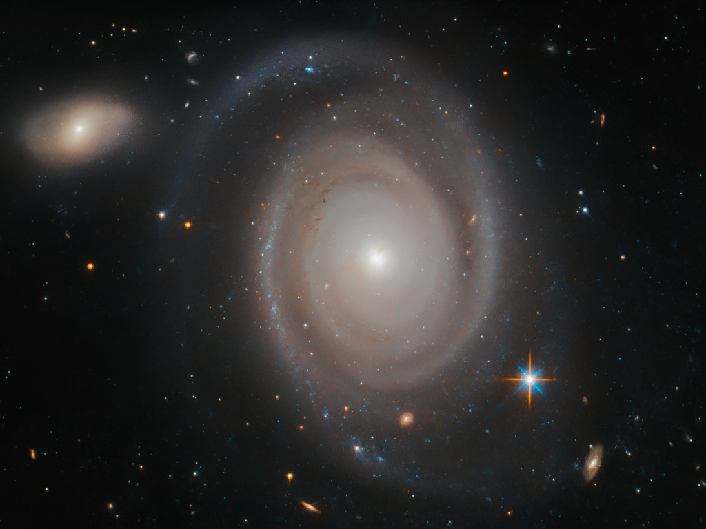 Телескоп «Хаббл» сделал удивительный снимок галактики на расстоянии 230 млн световых лет (ФОТО)