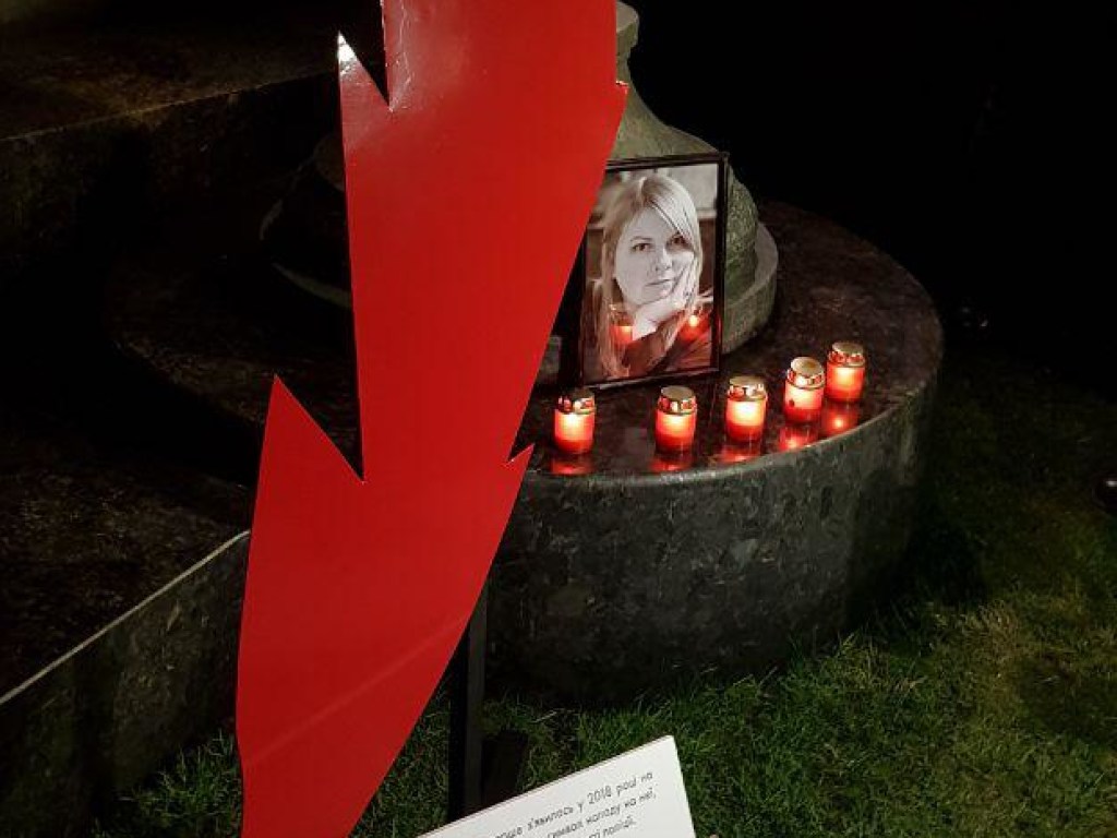 «Год без Кати»: в Киеве возле офиса Зеленского проходит акция памяти Гандзюк (ФОТО)