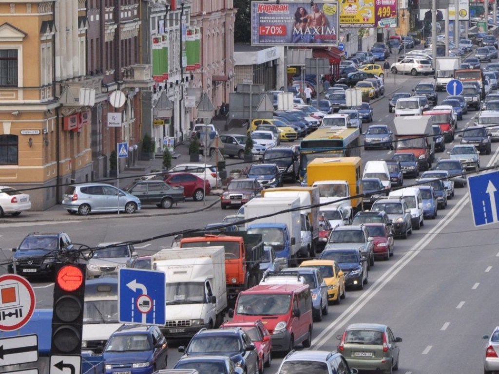 В Киеве на дорогах образовались 7-балльные автомобильные заторы (КАРТА)